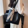 Bolso Grande de Mujer Modelo Nuevo 2026 Bolso de Hombro Simple Versátil con Acabado de Alta Calidad para Verano, Adecuado para la Clase y el Trayecto Diario Bolso Tote