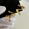 Aretes de Hebilla Geométrica en Forma de S para Mujer con Baño de Cobre Oro Verdadero de 18K Estilo INS Europeo y Americano Diseño Nicho Frío Muy Simple Joker