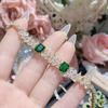 Joyería retro francesa camelia pulsera de gema esmeralda de imitación chapada en oro de 18 quilates micro incrustada costosa y brillante nueva pulsera