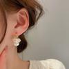 Aretes Asimétricos de Aguja de Plata con Flor Dorada Estilo Retro Francés Metálico Frío Moda Lujo Accesible Versátiles para Mujer