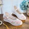 Qingfeng Primavera/Verão Novo Estilo Sapatos de Tecido Old Beijing Femininos com Bico Redondo e Salto Escondido, Combinando Sapatos Bordados Chineses com Salto Plataforma Hanfu