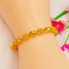 Pulsera hueca exquisita de latón chapado en oro al por mayor, chapado al vacío, joyería de imitación de oro, ventas directas de fabricantes, joyería para damas
