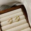 Pendientes de perlas simples de oro de moda europea y americana con diseño de nicho de alta gama, pendientes elegantes de lujo ligeros para mujer