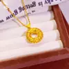 Colgante Auspicioso de Paz Estilo Filigrana Antigua Chapado en Oro Latón para Mujer, Estilo Lujo Ligero con Sentido de Elegancia, Colgante Circular Hueco Color Oro Arena