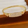 Pulsera con cierre cuadrado hueco de circón chapado en oro real de 18 quilates, diseño de nicho, accesorio femenino moderno y versátil
