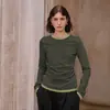 Camiseta Feminina de Manga Longa Slim Fit Duas Peças para Primavera e Outono com Design Plissado em Cor Contrastante na Gola, Adequada para o Trabalho como Peça de Base