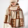 Novo cachecol de outono e inverno estilo coreano, de cashmere sintético, dupla face com cadeado de coração, versátil para ambientes com ar condicionado, xale quente, aquecedor de pescoço para estudantes
