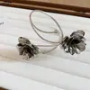 Pulseira de braço de metal com folhas e flores estilo europeu e americano exagerado, moderna e versátil, luxo leve com um toque de alta qualidade