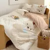 2026 Nuevo Modelo Clase A Guardería Colcha Juego de Tres Piezas Algodón Puro Niños Colcha Pequeña Funda Seis Piezas Ropa de Cama para Bebé