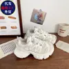 Zapatillas de papá transpirables de malla estilo europeo con suela gruesa para mujer, nueva moda 2026, versátiles, que aumentan la altura, adelgazantes, zapatillas casuales