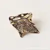 Fivela decorativa luxuosa estilo botão de metal com strass vazado para a barra de um paletó de terno, acessório de alta costura para vestuário feminino