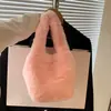 Colección transfronteriza otoño/invierno 2026: bolso de hombro para mujer elegante y versátil, con un diseño mullido y elegante estilo bajo el brazo