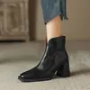 Botas da Moda Retro Coreana 2026 Novas Botas Femininas Estilo Britânico Versátil Emagrecedoras Bico Quadrado Salto Alto Grosso Cano Curto Botas de Primavera e Outono