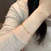 Novo Bracelete de Corrente Fina Estilo Chinês com Cinco Flores e Trevo de Quatro Folhas Dourado Estilo Fragrante Pequeno para Mulheres, Novo Modelo de Luxo Leve com Sensação de Alta Qualidade e Acessório de Mão Versátil