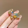 Broche de Pony Brillante de Diamantes de Colores Diseño de Nicho Elegante con Estilo Exquisito Lujo Accesible Moda Retro Broche Versátil