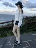 Cubre trajes de alta gama estilo coreano con hombros descubiertos y protección solar para mujer, camiseta nueva casual y versátil de manga larga transpirable, diseño rejuvenecedor, 13928
