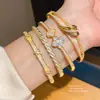 Pulsera de Broche de Hoja con Circonita Galvanizada en Oro Real de 18 Quilates, Moderna y Versátil para el Trayecto Diario, Joyería de Lujo Ligero de Alta Gama para Mujeres