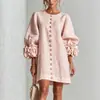 Moda transfronteiriça europeia e americana 2026 elegante feminina cor sólida estilo francês manga de lanterna floral tridimensional vestido curto redondo para feriado