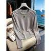 Elegante camiseta de manga larga ajustada para mujer, nuevo modelo otoño 2026, simple y chic, versátil, color albaricoque, top de algodón puro