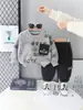 Conjunto de otoño para niños transfronterizo 2026 nuevo elegante sudadera con bolsillo de letras para bebé y niño pequeño conjunto de dos piezas para primavera y otoño