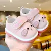 Zapatos para niños pequeños para principiantes, zapatos de bebé, nuevos modelos de primavera y otoño para bebés de 1 a 2 años, suela blanda, antideslizantes, zapatos de dibujos animados que chirrían