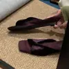 Sandálias de salto alto plissadas de veludo Chuyuji com bico quadrado para mulheres, estilo francês vintage de luxo leve, adequadas para uso ao ar livre, chinelos elegantes