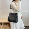 La popular bolsa grande para mujer de este año 2025 nueva moda lujo ligero alta calidad asequible hombro commuter tote bag