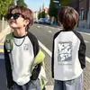 Camiseta de algodão puro com blocos de cor e manga longa para meninos, top casual novo e estiloso para primavera para crianças mais velhas, versátil e legal