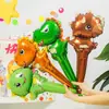 Actividad escolar palo de mano globo de película de aluminio astronauta dinosaurio animal caricatura palo de percusión globo empujar pequeño regalo