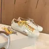 Sapatos Femininos Desgastados com Padrão de Estrelas em Couro Macio 2025, Tênis Fashion que Aumentam a Altura, Sapatos Casuais Esportivos Respiráveis, Respiráveis e Absorventes de Choque