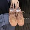 Nueva colección de primavera 2026 de zapatillas casuales que aumentan la altura, incluyendo el estilo "Forrest Gump", zapatos versátiles para mujeres bajitas y zapatillas de entrenamiento alemanas de bloques de color retro