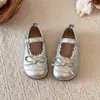 Sapatos vermelhos de couro para meninas, nova coleção de outono 2026, sapatos de princesa infantis, sapatos de verniz para meninas pequenas, perfeitos com vestidos, sola macia, estilo primavera