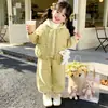 Conjunto de Tres Piezas de Terciopelo Plus para Otoño/Invierno Infantil 2026 Estilo Nuevo Muy Elegante Cálido Estilo Coreano para Niñas Bebé Ropa de Invierno Ropa Infantil