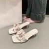 Sandálias de Encaixe Versáteis e Deslumbrantes Estilo Francês Estilo Fada Verão 2025 Nova Brisa Suave da Noite Sandálias Casuais de Salto Fino