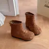 Botas de moda para niñas 2026, diseño retro de lunares, botines para niñas pequeñas, estilo slip-on moderno, botitas tipo Martin para bebé, botas de suela antideslizante