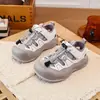 Sandálias Infantis 2026 Verão Novo Estilo Tênis Respiráveis de Malha com Solado Macio Sapatos Vazados para Meninos para Uso Externo Versátil