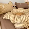 Série popular de agulha triangular, conjunto de quatro peças de fio puff com toque de algodão ultrassuave, conjunto de cama de três peças para estudantes, disponível para dropshipping