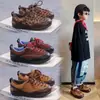Tênis de Treino Alemão Infantil Versátil Retrô Chegadas Novas Outono 2026 Tênis Esportivo Antiderrapante Casual para Meninas Tênis de Skate com Estampa de Leopardo para Meninos