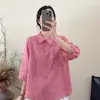 Camisa feminina de algodão e linho com gola, renda e enfeites florais tridimensionais, estilosa e elegante, mangas de três quartos, novo top artístico de verão