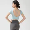 Novo top de yoga com decote V e costas cruzadas, com bojos embutidos, secagem rápida, respirável, de manga curta, adequado para treinos de verão.