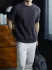 Minimalista e luxuosa, com uma textura canelada tridimensional, esta camiseta casual de manga curta possui gola redonda clássica e é perfeita como peça básica para o outono e inverno.