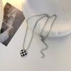 Colar Coração Xadrez Preto e Branco Padrão Xadrez Quadrado Colar Coração Xadrez Acessórios Corrente Versátil para Suéter para Mulheres