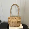 Bolsa de ombro tote versátil com padrão trançado vazado de nicho europeu e americano, nova moda outono 2026