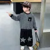 Conjunto de sudadera para niño con rayas, moderno estilo callejero, ropa infantil de primavera y otoño, nuevo modelo 2026, conjunto deportivo casual de dos piezas para niños pequeños