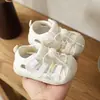 Zapatos transpirables de verano 2026 para niñas pequeñas, suela suave para bebé, zapatos para caminar de bebé, sandalias de malla lindas