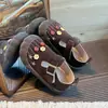 Sapatos Mary Jane para Meninas Outono Novo Estilo Solado Macio Sapatos Pequenos de Couro Flores Fofas Sapatos Birkenstock Crianças de 3-6 Anos Sapatos de Princesa