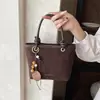 Bolsa de Mão Estilo Balde Retrô Tendência para Mulheres Outono/Inverno 2026 Nova Bolsa de Ombro Simples Casual Versão Coreana Bolsa Feminina de Alta Qualidade