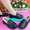 Sapatos slip-on de couro macio para mulheres, nova coleção outono/inverno 2026, forrados com fleece para aquecimento, design fofo, sola plana, mocassins fáceis de calçar, sapatos de algodão