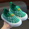 Novos Sapatos Respiráveis de Malha Vazada para Crianças Primavera/Verão, Sapatos Antiderrapantes Fly-Knit, Sapatos de Bebê com Solado Macio, Sapatos Casuais Slip-On