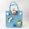 Nuevo bolso de fieltro vertical, bonito bolso de mano con forma de muñeca pequeña y bola de pelo, con logotipo imprimible.